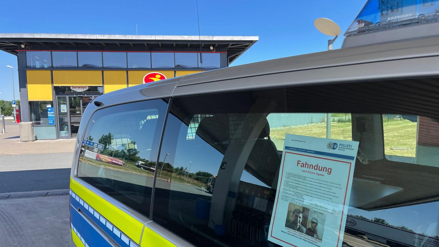 Ein mehrsprachiges Fahndungsplakat klebt an der Innenseite eines Polizeiautos. Ein mehrsprachiges Fahndungsplakat klebt an der Innenseite eines Polizeiautos.