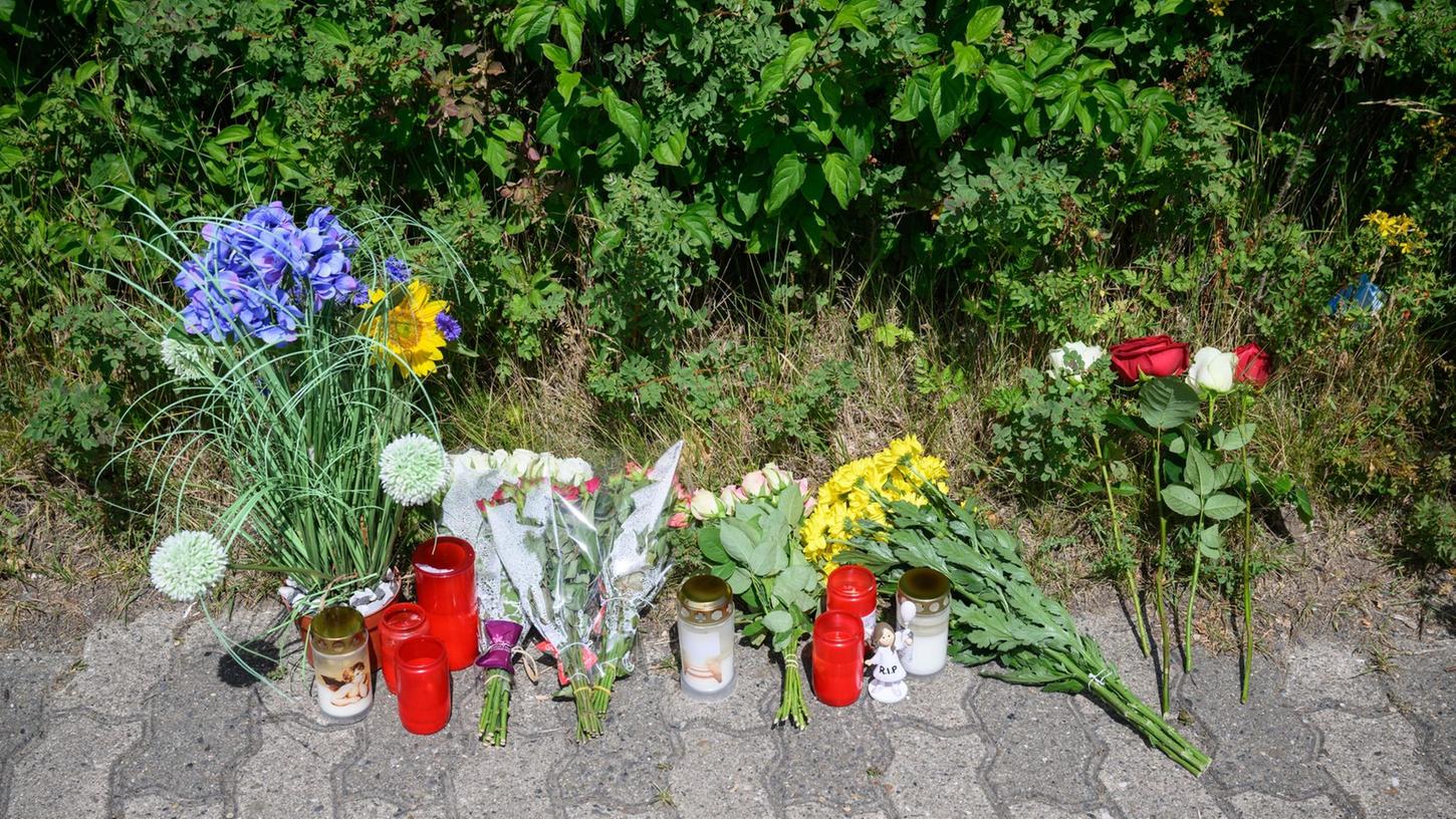 Blumen und Kerzen zum Gedenken an eine getötete 15-Jährige in Salzgitter.