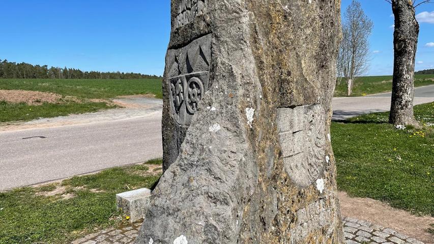 Die Hinweise auf Oberfranken, Unterfranken und Mittelfranken sind rund um den Stein angebracht.