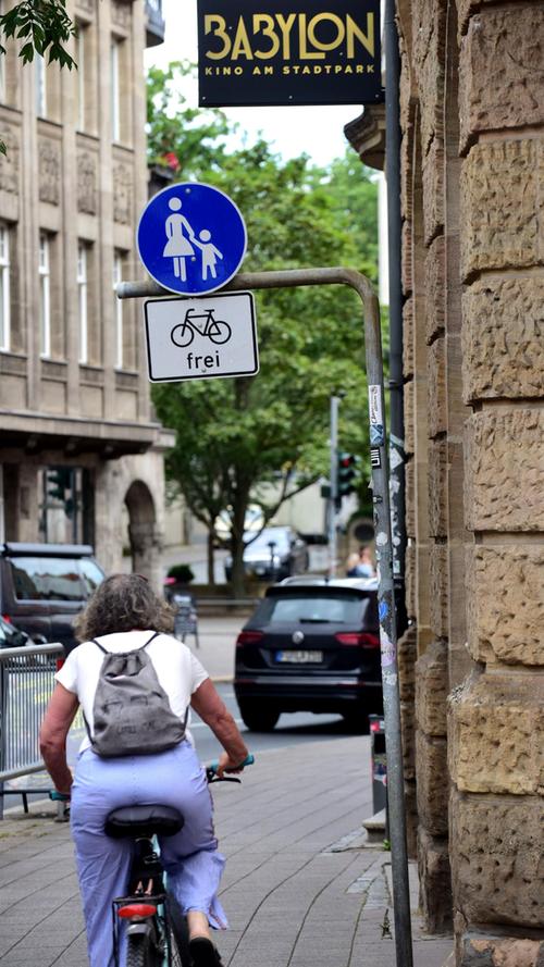 ... gerade in der Nürnberger Straße den Fahrradverkehr attraktiver zu gestalten und eine zentrale, durchgängige Ost-West-Verbindung zu schaffen. Für Berufspendler, die schnell von Fürth nach Nürnberg wollen, sei die Strecke eine willkommene Alternative zum Wiesengrund, wo es immer wieder zu gefährlichen Situationen zwischen Passanten und Fahrradfahrern kommt.