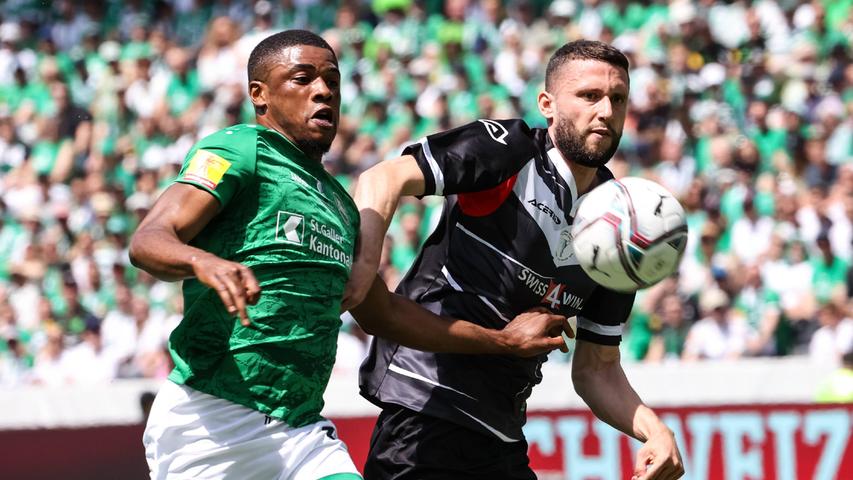 Ein Schweizer für den Club: Kwadwo Duah (links) kommt vom FC St. Gallen an den Valznerweiher. Ein Schweizer für den Club: Kwadwo Duah (links) kommt vom FC St. Gallen an den Valznerweiher.