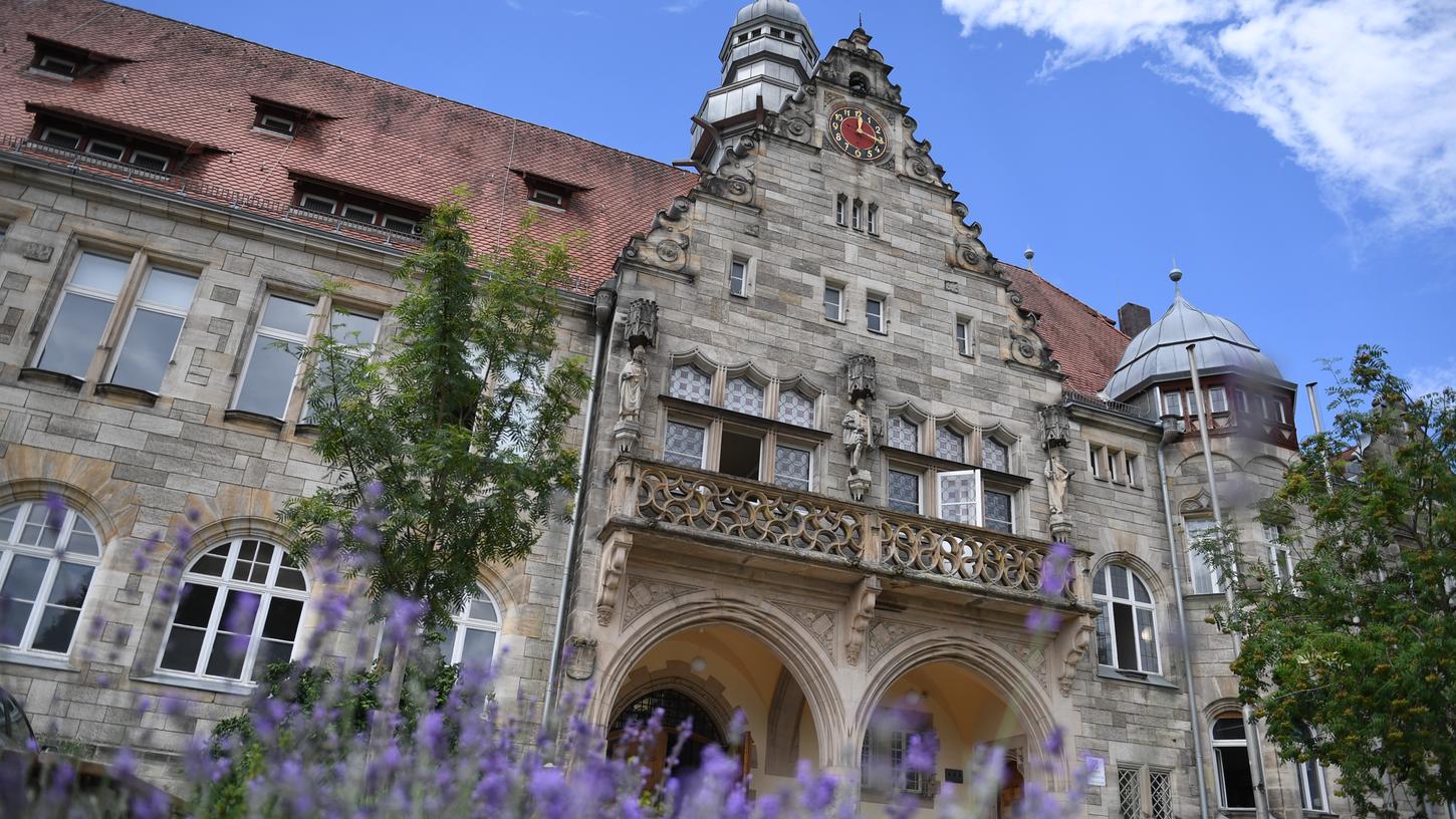 Das Herder-Gymnasium in Forchheim. Einige Schüler wollten sich im Bereich "Schule ohne Rassismus" engagieren. Nun wurde eine Ausstellung über Extremismus an der Schule gezeigt.
Das Herder-Gymnasium in Forchheim. Einige Schüler wollten sich im Bereich "Schule ohne Rassismus" engagieren. Nun wurde eine Ausstellung über Extremismus an der Schule gezeigt.