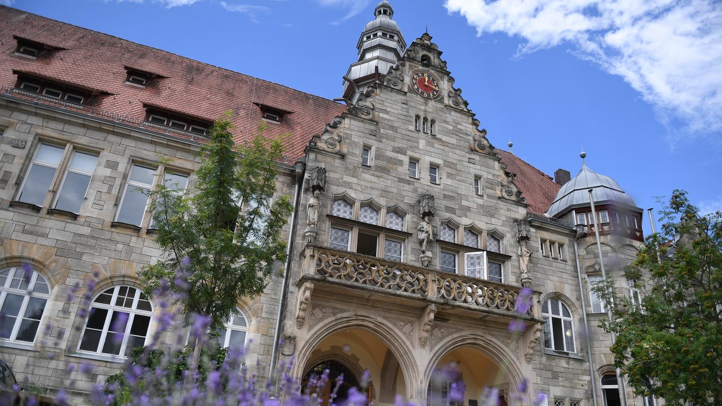 Das Herder-Gymnasium in Forchheim. Einige Schüler wollten sich im Bereich "Schule ohne Rassismus" engagieren. Nun wurde eine Ausstellung über Extremismus an der Schule gezeigt.