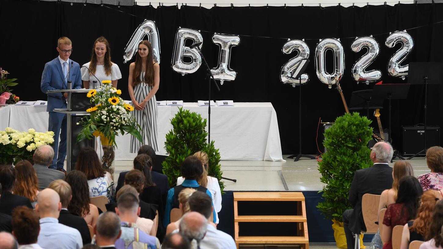 Ben Schanda, Lia Eckert und Sanja Nehmzo hielten die in Ironie getränkte Abi-Rede für ihren Jahrgang.