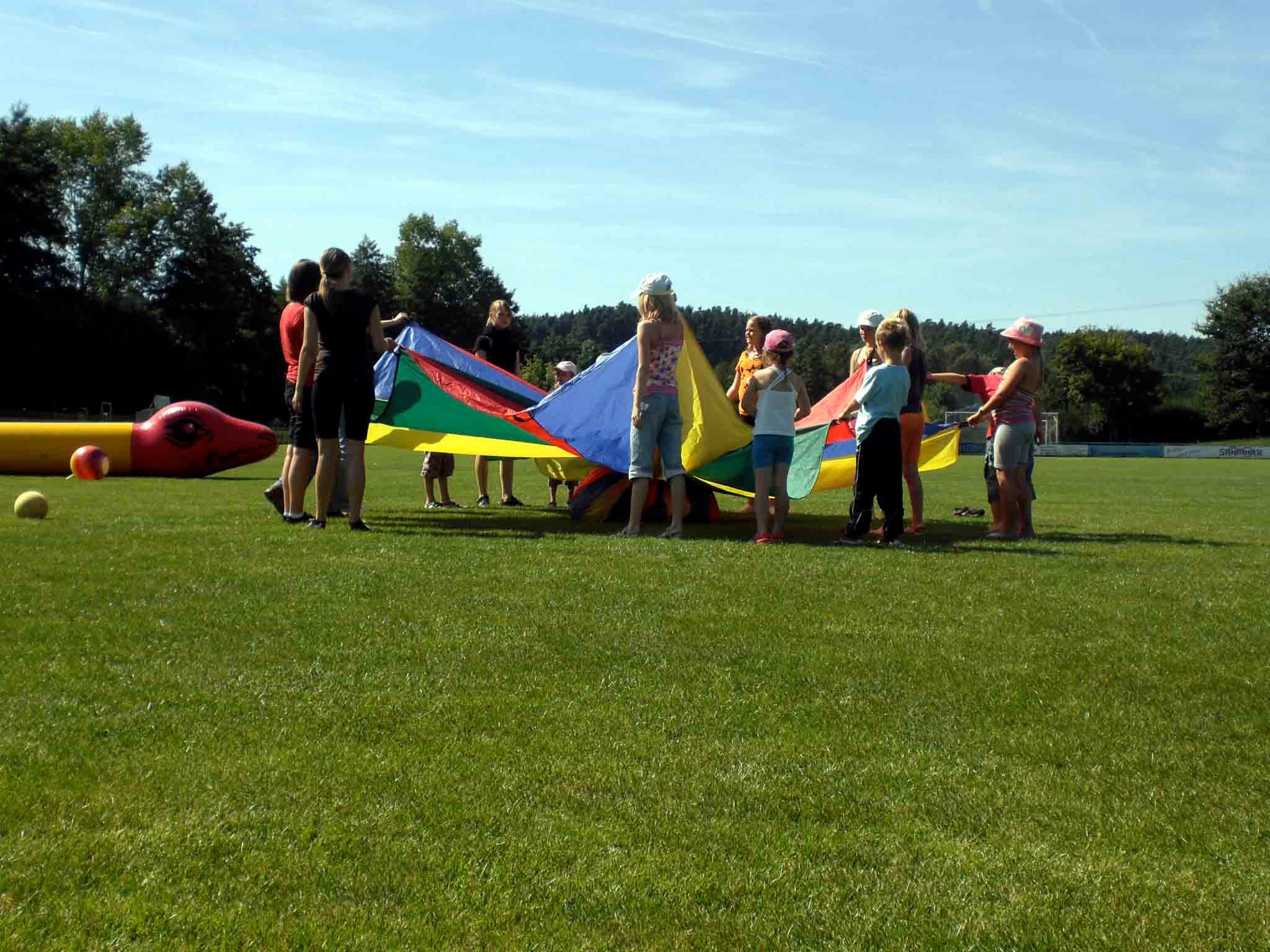 Mit dem Ferienpass ins Freibad, zum Minigolfen, Zaubern oder ins Theater |  Nordbayern