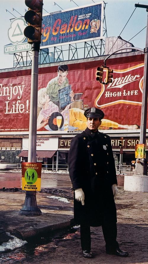 Wirkt fast wie eine Filmszene: 1964 fotografierte Evelyn Hofer diesen Polizisten in New York, wo sie gemeinsam mit Richard Lindner lebte.