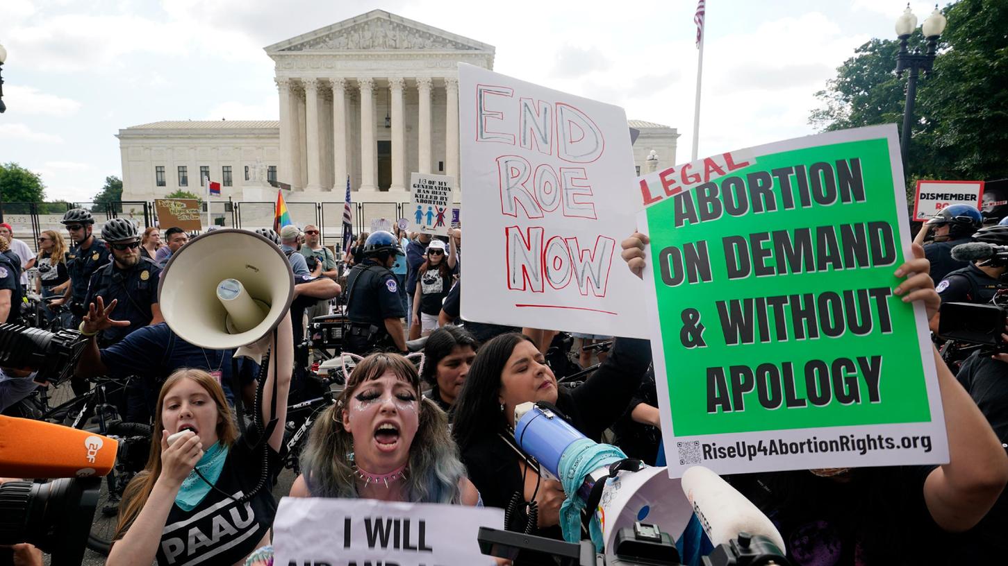 Abtreibungsgegner und Abtreibungsbefürworter demonstrieren vor dem Gebäude des Obersten Gerichtshofs der USA.