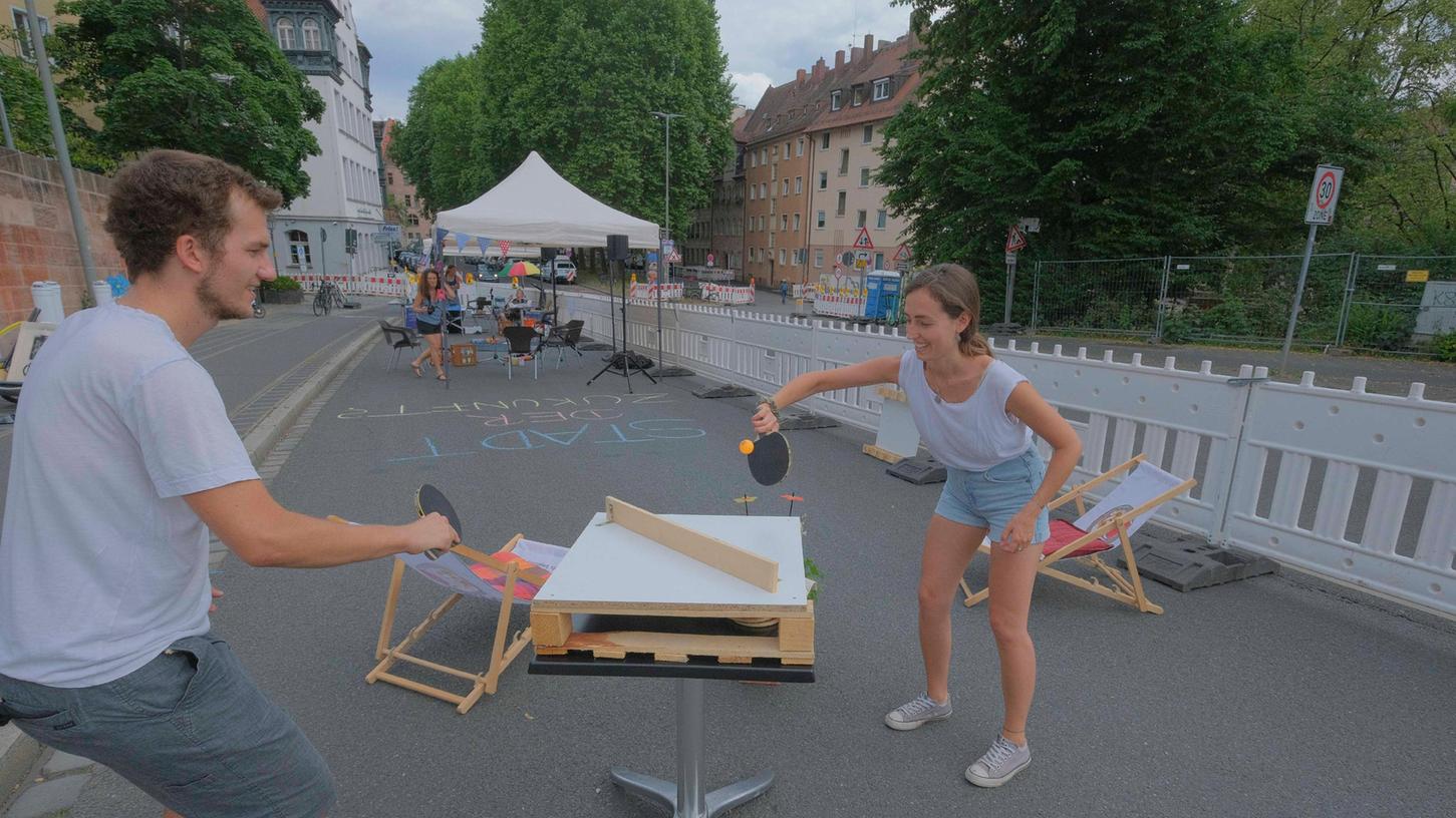 Die Fahrbahn wird zur Spielstraße: Ein Tischtennismatch auf einer improvisierten Platte. 