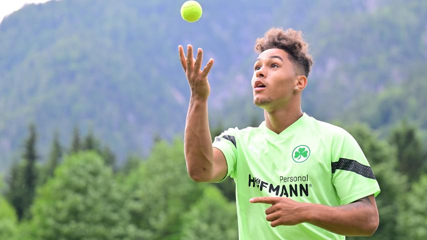 Drei Wochen vor dem Saisonstart hat die Spielvereinigung den 19-jährigen Offensivspieler Armindo Sieb verpflichtet. Der U19-Nationalspieler kommt von den Amateuren des FC Bayern München, mit denen er bereits in der dritten Liga sowie der Regionalliga gespielt hat, und erhält beim Kleeblatt einen Vertrag bis 2025.
