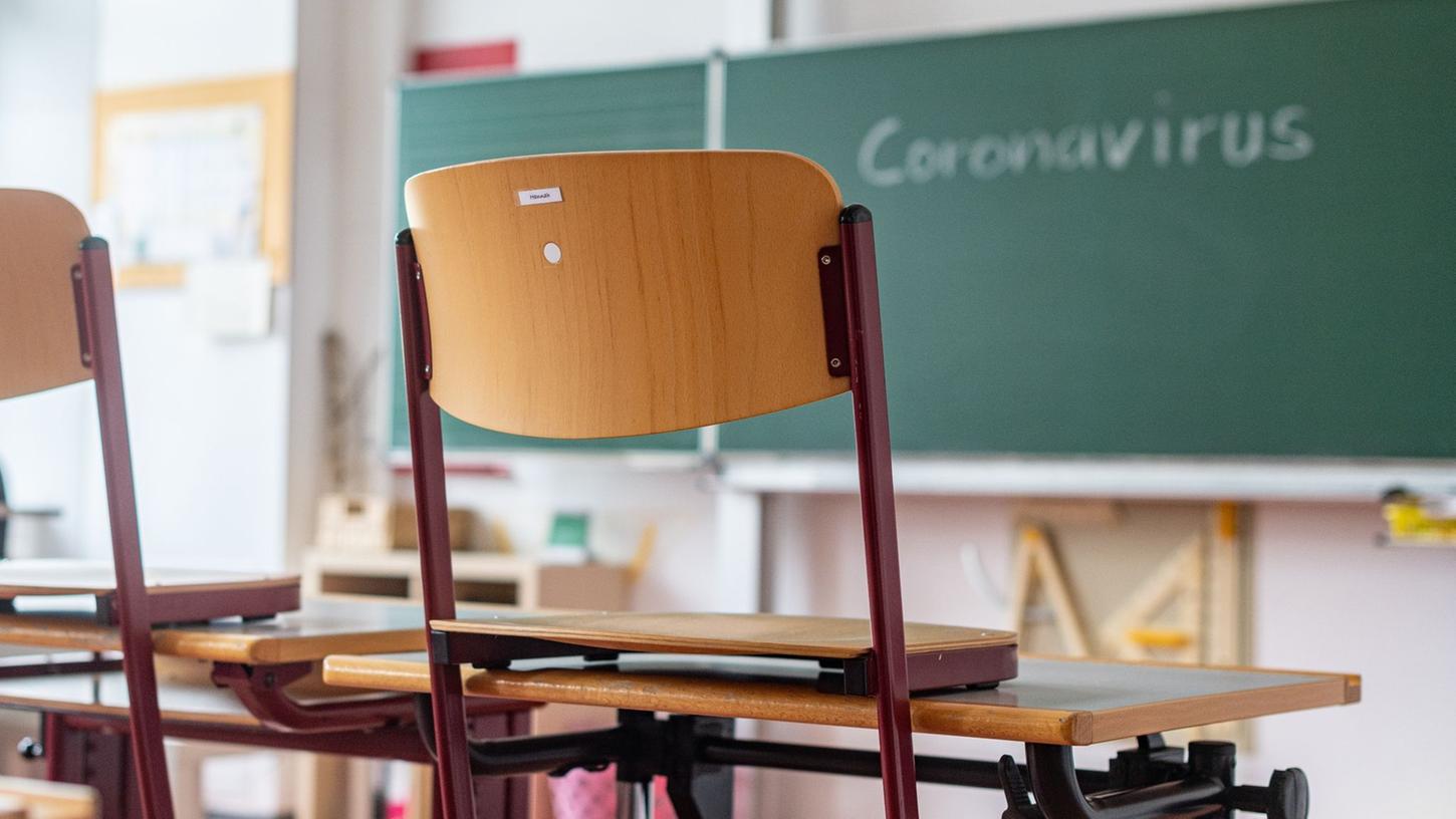 "Coronavirus" steht auf einer Tafel in einem leeren Klassenzimmer. "Coronavirus" steht auf einer Tafel in einem leeren Klassenzimmer.
