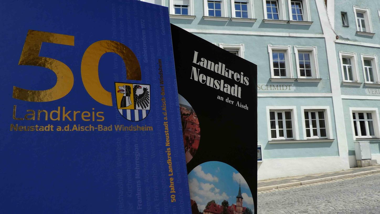 Im Abstand von 50 Jahren im gleichen Verlag erschienen: Das "Heimatbuch" des Landkreises Neustadt/Aisch und die Jubiläumsdoku des Landkreises Neustadt an der Aisch-Bad Windsheim.