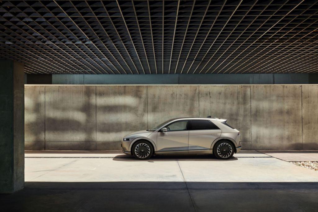 Er basiert auf der neu entwickelten Elektro-Plattform E-GMP und ist insofern mit dem Kia EV6 und dem Genesis GV60 verschwistert.