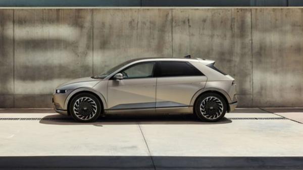 Er basiert auf der neu entwickelten Elektro-Plattform E-GMP und ist insofern mit dem Kia EV6 und dem Genesis GV60 verschwistert.