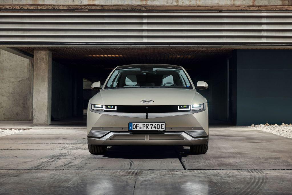 Das Topmodell mit Allradtechnik wird von einem Heck- und einem Frontmotor angetrieben, die es im Duett auf eine Systemleistung von 225 kW/305 PS sowie ein Drehmoment von 605 Newtonmetern bringen.