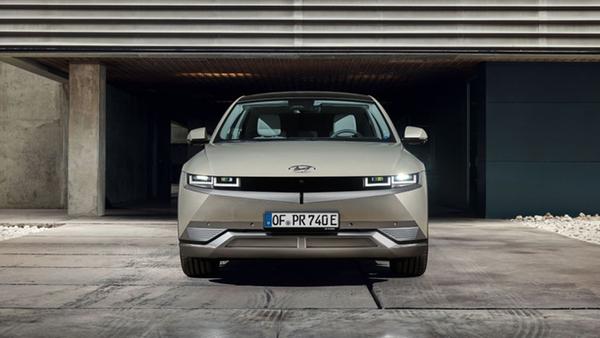 Das Topmodell mit Allradtechnik wird von einem Heck- und einem Frontmotor angetrieben, die es im Duett auf eine Systemleistung von 225 kW/305 PS sowie ein Drehmoment von 605 Newtonmetern bringen.