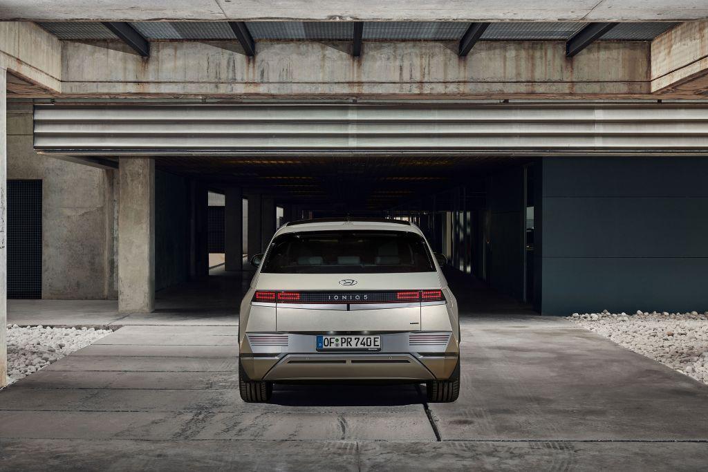 Den Strom speichert eine Lithium-Ionen-Batterie der Kapazität 72,6 kWh.