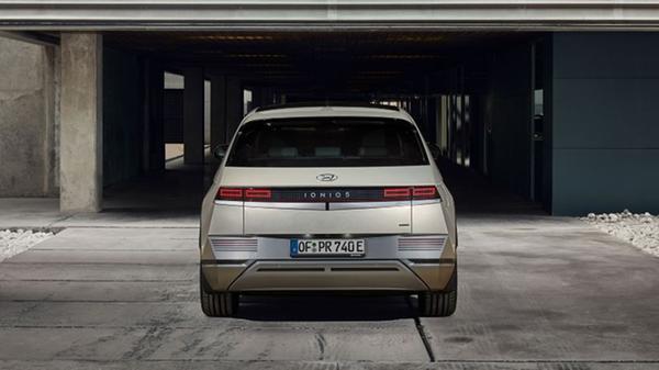 Den Strom speichert eine Lithium-Ionen-Batterie der Kapazität 72,6 kWh.