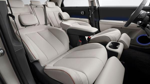 Für das Schläfchen während der Ladepause lassen sich die Vordersitze in Liegeposition bringen.