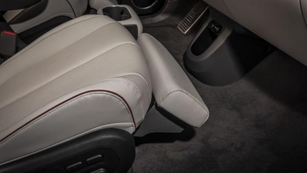 Das macht es noch bequemer: Die Unterschenkelauflagen können hochgeklappt werden.