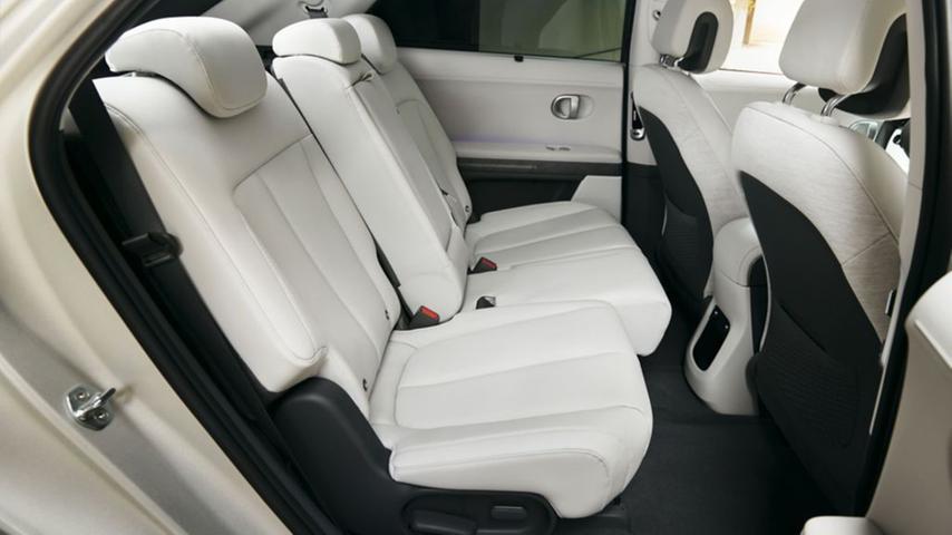 Die Rücksitzbank ist serienmäßig längs verschiebbar, optional auch elektrisch.  
