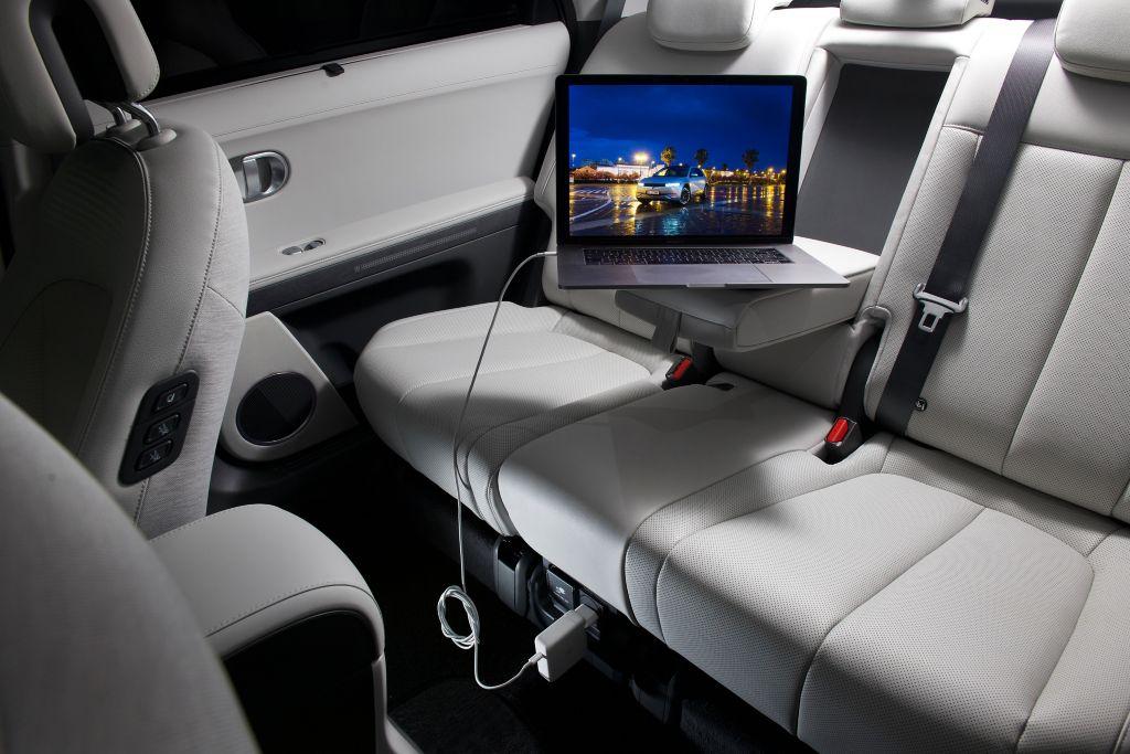 Im Fond befindet sich eine 230V-Steckdose.