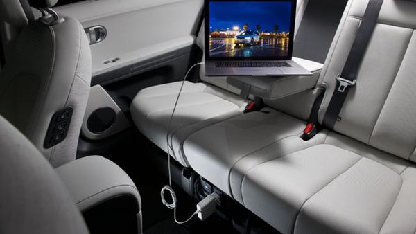 Im Fond befindet sich eine 230V-Steckdose.