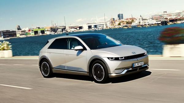 Den Sprint von 0 auf 100 km/h schafft der Ioniq 5 in 5,2 Sekunden, bei 185 km/h setzt die Elektronik einen Schlusspunkt.