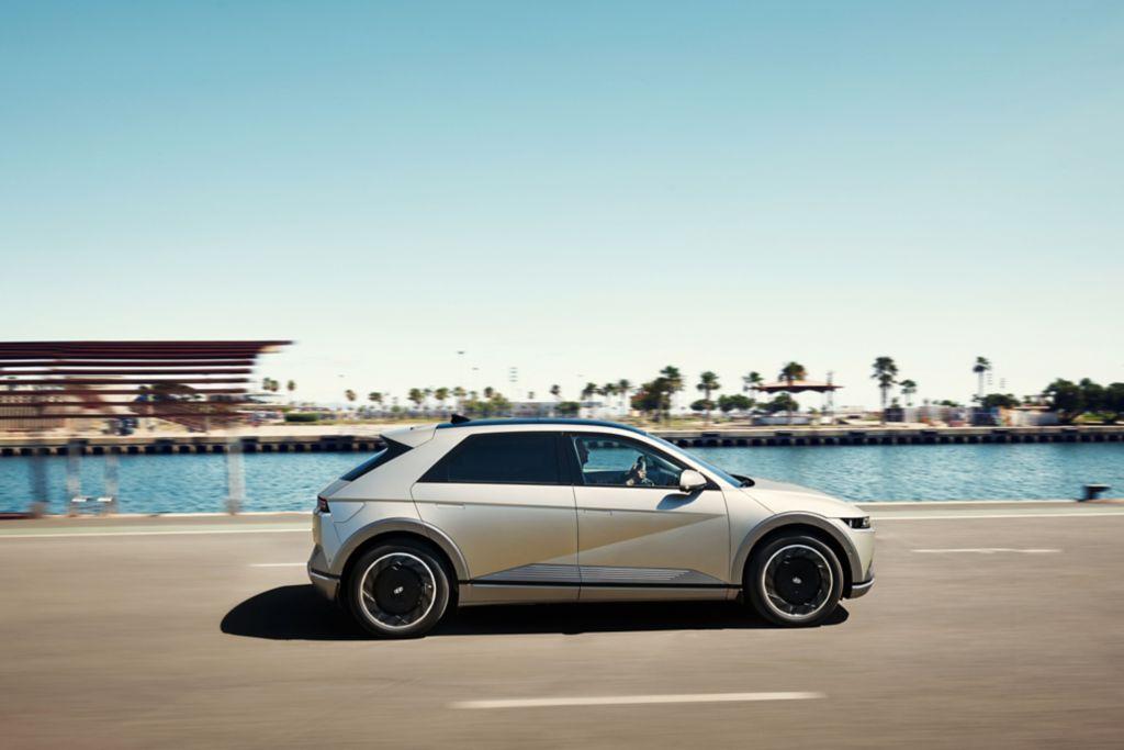 Laut Norm beträgt die Reichweite bis zu 460 Kilometer. In der Realität sind eher 350 bis 360 Kilometer möglich.