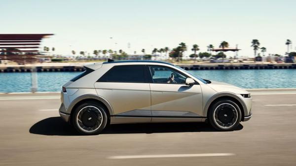 Laut Norm beträgt die Reichweite bis zu 460 Kilometer. In der Realität sind eher 350 bis 360 Kilometer möglich.