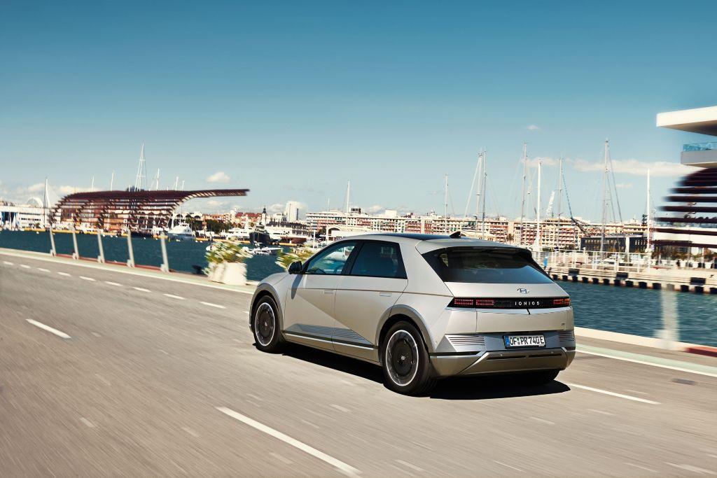 Wer auf Allradantrieb verzichtet, gewinnt dafür an Reichweite, der Hecktriebler schafft nach Norm 481 Kilometer.