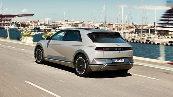 Wer auf Allradantrieb verzichtet, gewinnt dafür an Reichweite, der Hecktriebler schafft nach Norm 481 Kilometer.