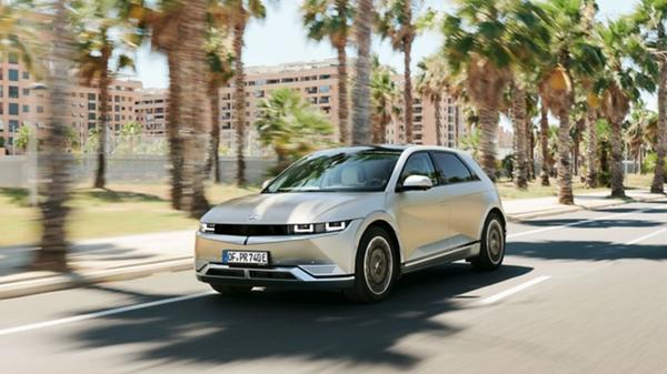 Der Ioniq 5 gehört zu den ganz wenigen Elektroautos, die über das besonders leistungsfähige 800-Volt-Ladesystem verfügen.