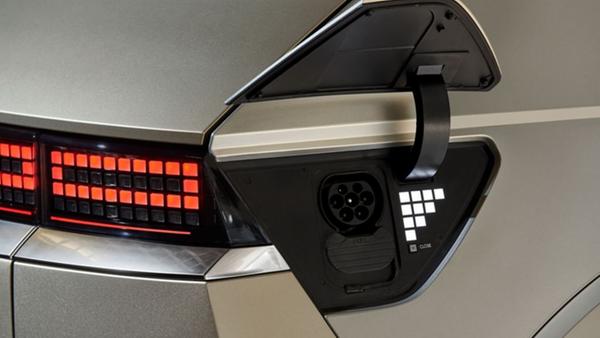 Der Ladeanschluss befindet sich hinten rechts. Leuchten zeigen den Ladestand an.