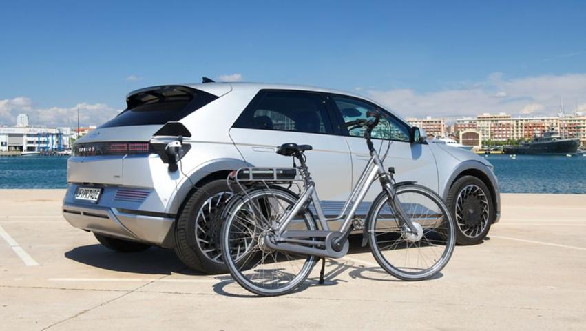 Mithilfe eines Adapters können andere elektrische Verbraucher wie e-Bikes geladen werden.