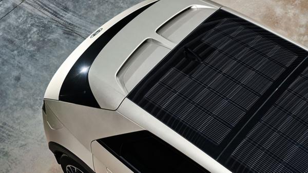 Das Solardach kostet 1500 Euro Aufpreis. Genügend Sonne vorausgesetzt, soll es 1500 Kilometer zusätzlicher Reichweite pro Jahr erzeugen können.