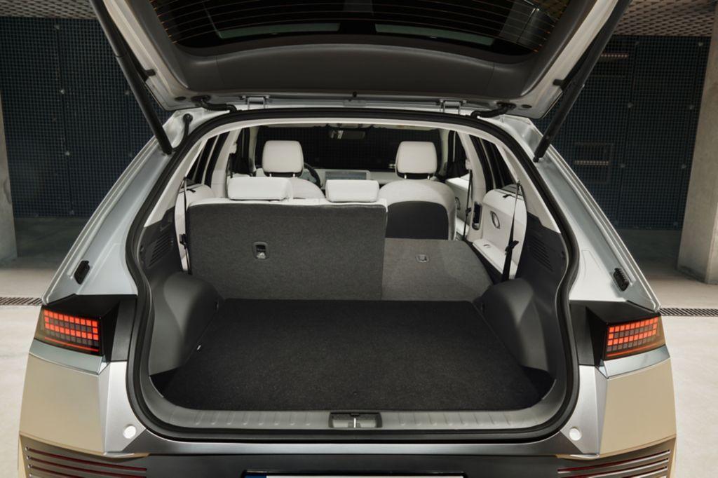 In den Kofferraum passen 527 bis 1587 Liter.