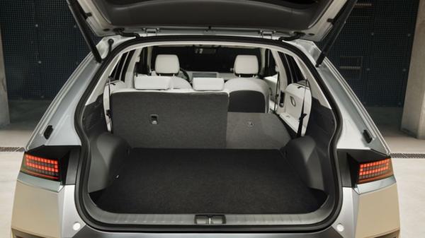 In den Kofferraum passen 527 bis 1587 Liter.