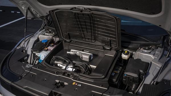 Unter der Fronthaube gibt es außerdem einen "Frunk".