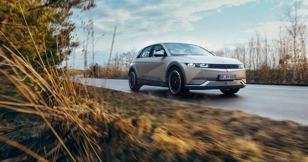 Der große 72,6-kWh-Akku kostet 4000 Euro Aufpreis, weitere 4000 Euro erfordert der Allradantrieb - macht insgesamt also 49.900 Euro.