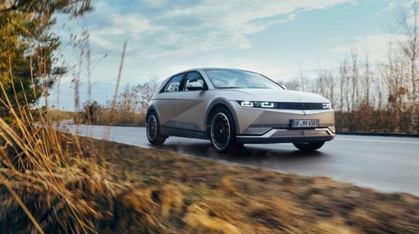 Der große 72,6-kWh-Akku kostet 4000 Euro Aufpreis, weitere 4000 Euro erfordert der Allradantrieb - macht insgesamt also 49.900 Euro.