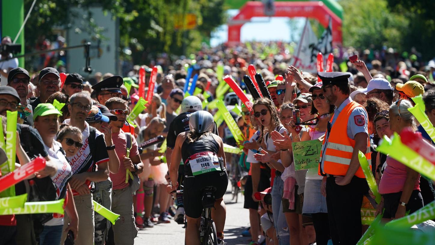 Triathlon-Tempel: Schmerz und Freude liegen am Solarer Berg nah beieinander, wenn die Radfahrer den Anstieg in jeder Muskelfaser spüren und zugleich vom Jubel des Publikums getragen werden.
