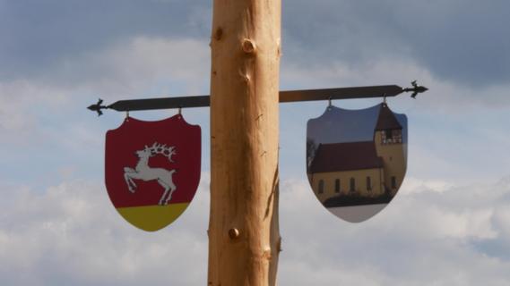 Am Maibaum ist das ehemalige Hirschlacher Wappen links zu sehen.