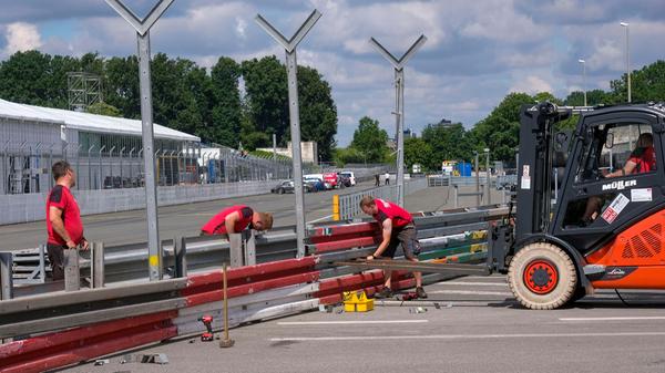 Sicherheit geht vor: Regelmäßig kommt es bei der DTM zu Unfällen. Leitplanken sollen die Fahrer vor schweren Verletzungen schützen. Jährlich werden sieben Kilometer davon aufgestellt.