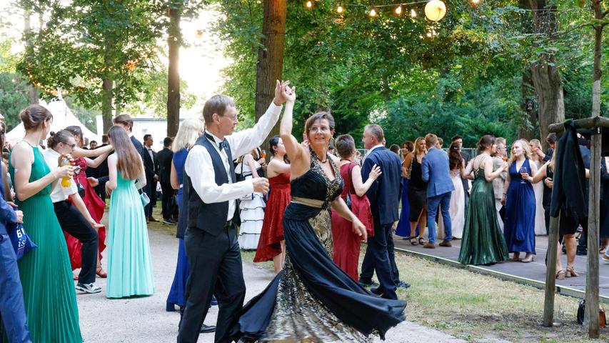 Edle Kleider, großes Finale: So strahlend feiert Erlangen nach zwei Jahren wieder Schlossgartenfest