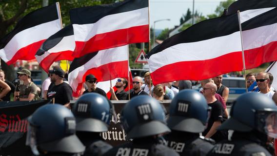 "Gefährlich ist es schon": Birgit Mair warnt vor Rechtsextremismus - Todesanzeige in der Post
