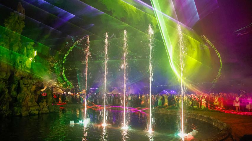Nach zwei Jahren Pause wurde das große Finale der Erlanger Schlossgartenfests strahlend gefeiert: Mit einer gewaltigen Lasershow. 