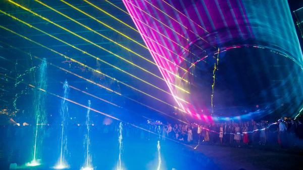 Zum Staunen gab es für die über 6000 Gäste rund um den Brunnen 20 Minuten lang viel.