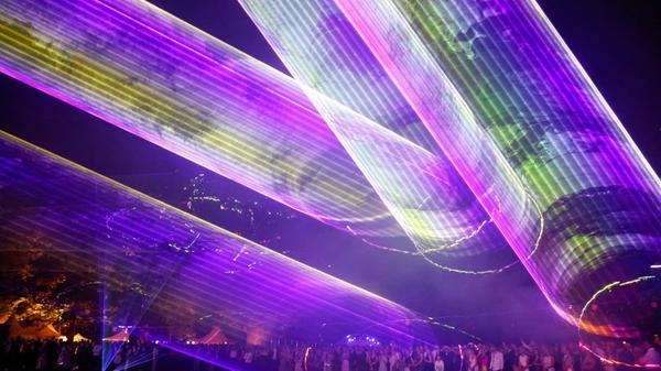 Dazu klassische Musik und bekannte Pop-Hymnen.