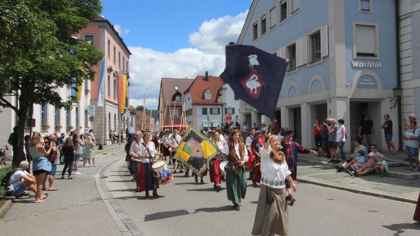 Zahlreiche Akteure waren beim Umzug zum 8. Historischen Burgfest dabei.