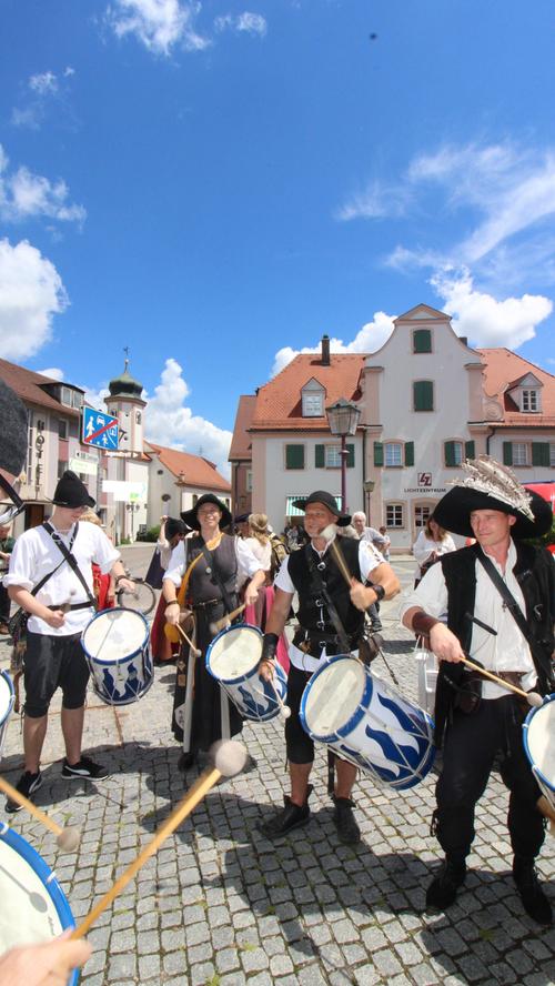 Bei blauem Himmel und vor Treuchtlinger Kulisse wird das Burgfest von den Trommlern lautstark begrüßt.